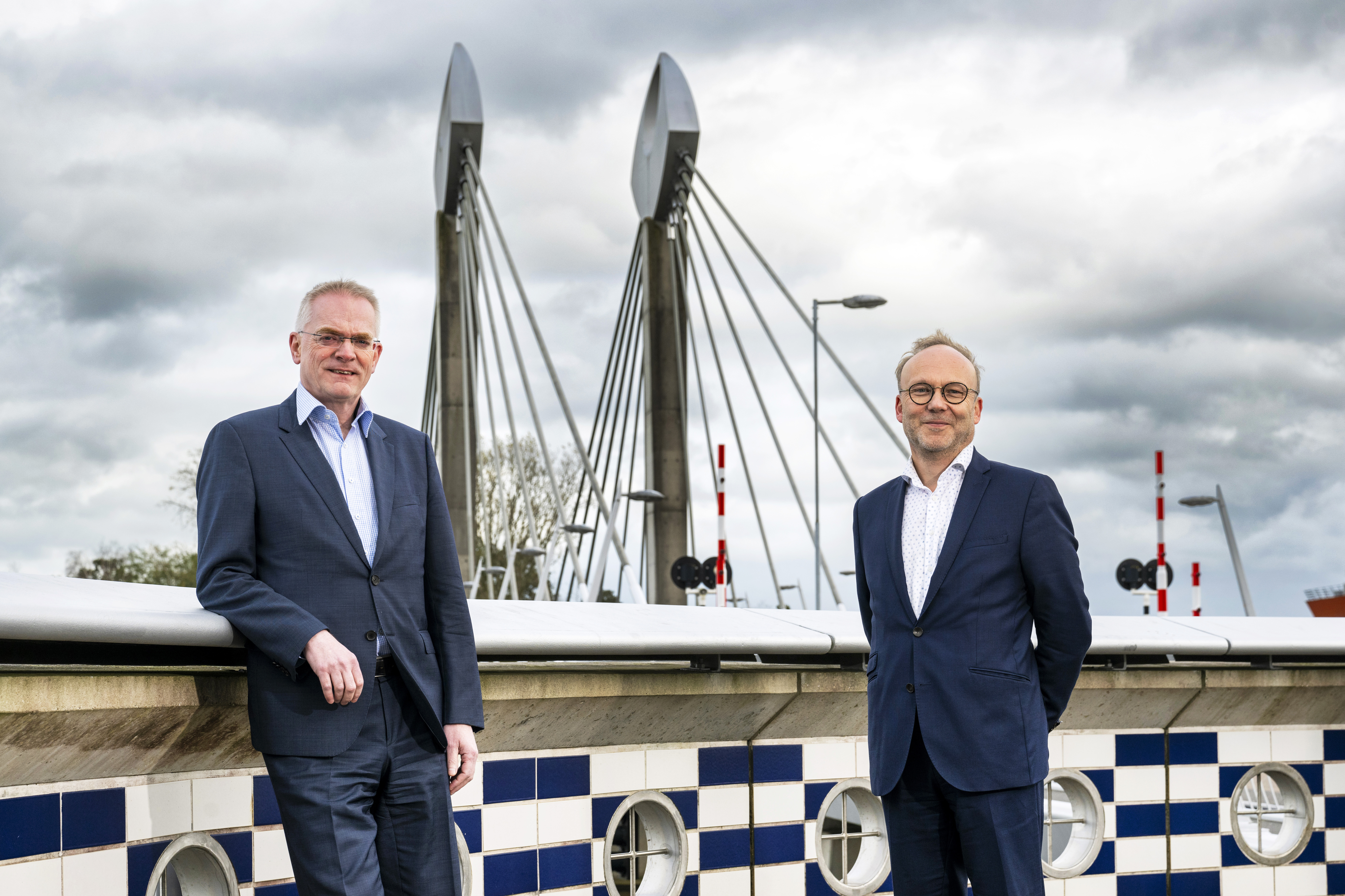 Twee mannen voor brug