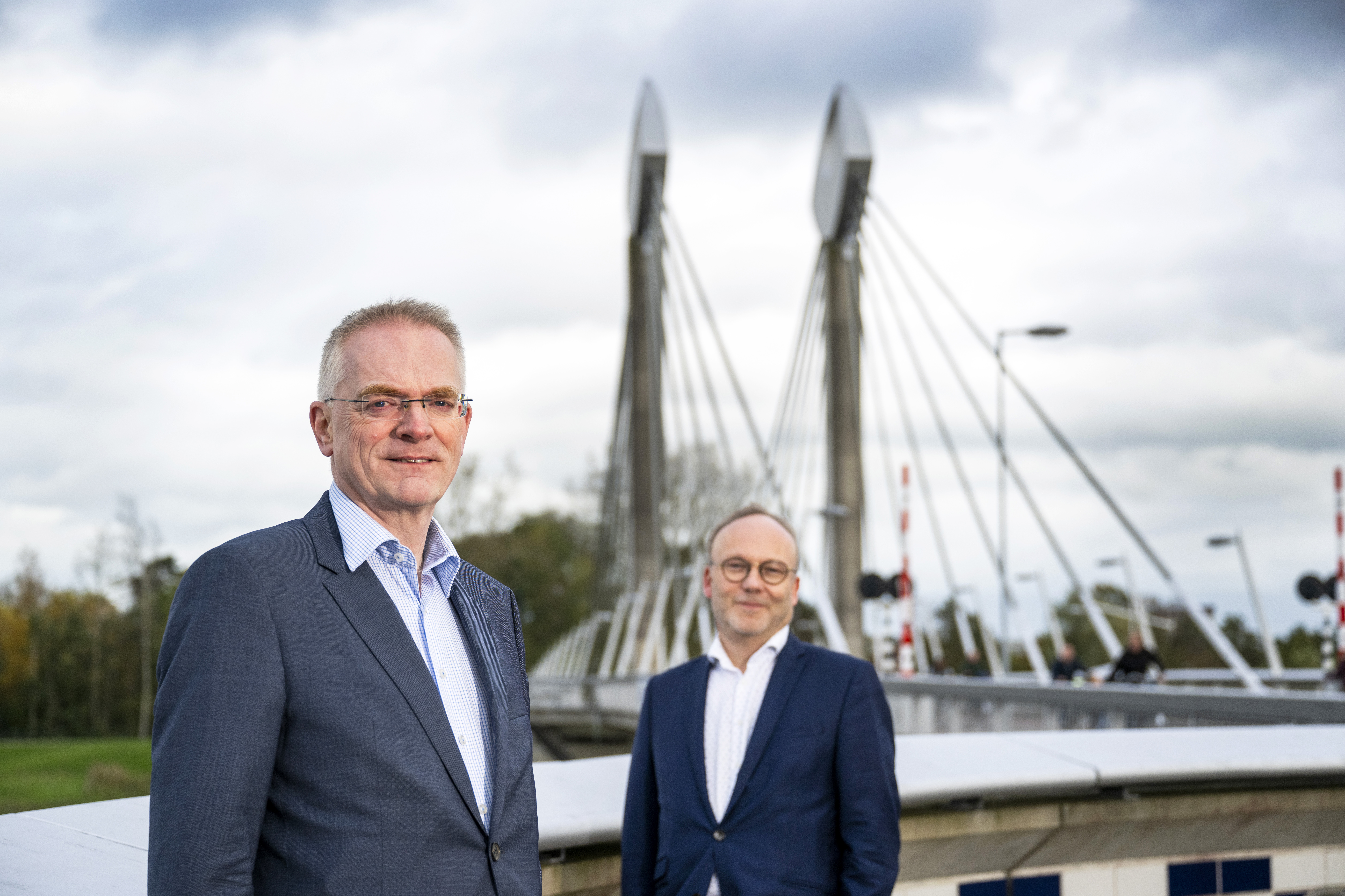 Twee mannen voor brug